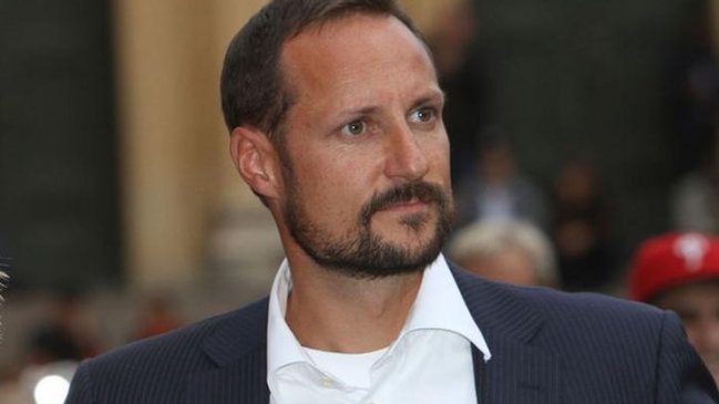 Príncipe noruego sorprendió en una fiesta al salir con y sin barba