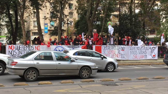 Estudiantes de U. Iberoamericana protestaron frente al Mineduc por crisis financiera