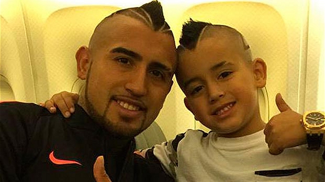 Hijo de Arturo Vidal lució camiseta de club español en saludo del volante a su esposa