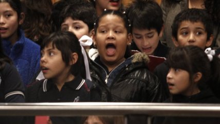  Homenajean a Violeta Parra en Metro Universidad de Chile 