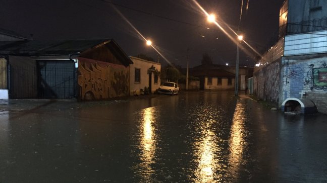 Intensas precipitaciones afectan a distintos puntos de la región Metropolitana