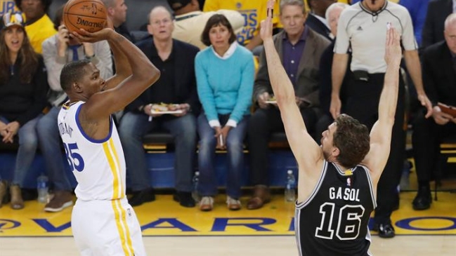 Golden State Warriors venció a San Antonio Spurs y quedó a un triunfo de la final de la NBA