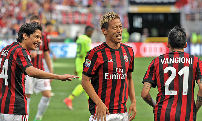 Matías Fernández fue figura en victoria de AC Milan para asegurar un lugar en Europa League