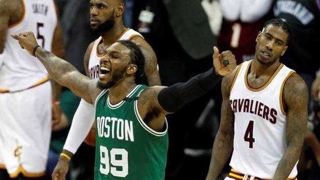 Boston rompió el invicto de Cleveland y recortó distancia en la final del Este