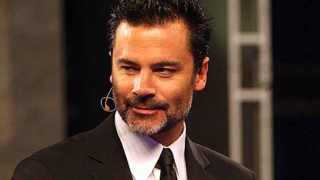 Actor compartió el look que tendrá como Felipe Camiroaga en ficción de Mega