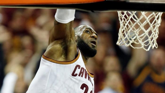 Irving y LeBron James pusieron a Cleveland Cavaliers a un triunfo de la final