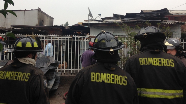 Incendio afectó a tres viviendas en Recoleta
