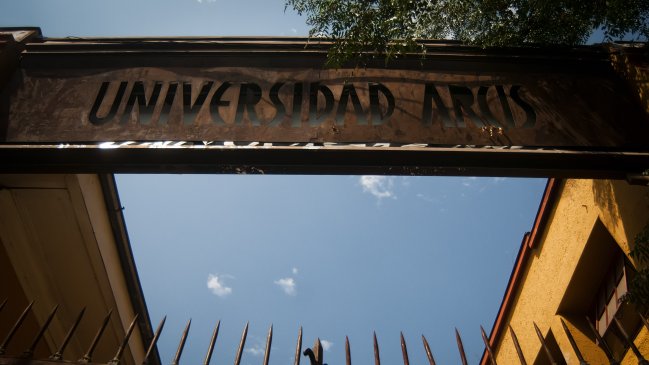 Académicos de Arcis por cierre definitivo: El Ministerio de Educación nos llevó a la quiebra