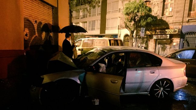 Conductor se dio a la fuga tras chocar contra local comercial en Santiago
