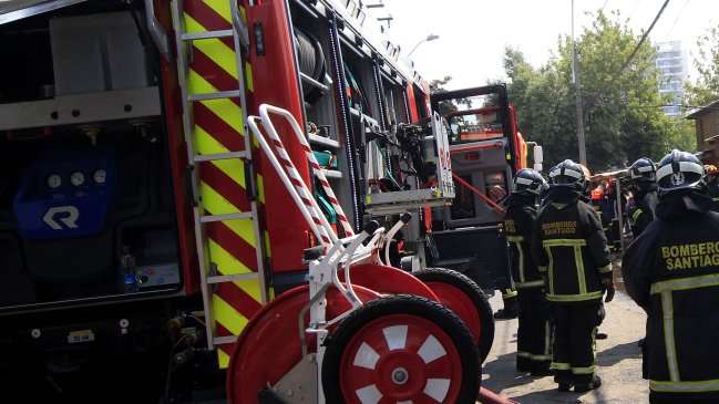 Incendio afectó a locales comerciales camino a Melipilla