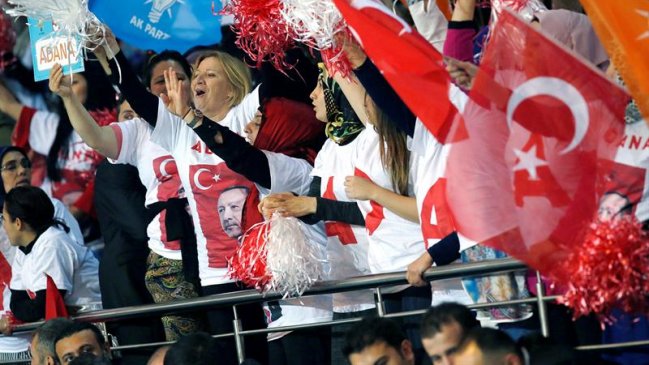 Autoridades de Ankara prohibieron reuniones nocturnas en la que se cante