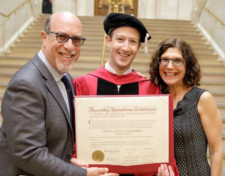 Mark Zuckerberg dio un emotivo discurso al titularse de Harvard