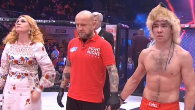 Mamá golpeó a su hijo por perder una pelea de MMA