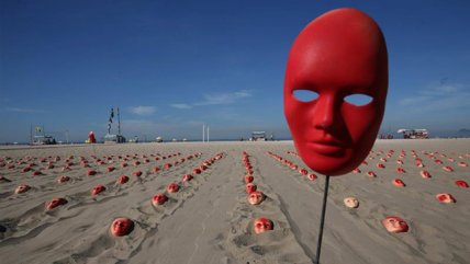 Copacabana amaneció con cientos de máscaras rojas pidiendo renuncia de Temer