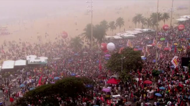 Miles de manifestantes protestan en Río contra Temer acompañados con artistas