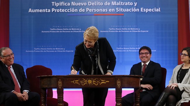 Bachelet promulgó ley que tipifica delito de maltrato a niños, ancianos y personas con discapacidad