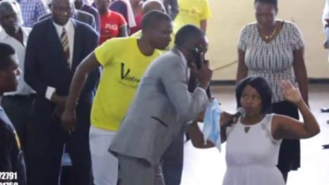 Zimbabue: Predicador habló por celular con Dios durante sermón