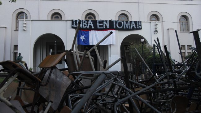Estudiantes se tomaron dependencias del Internado Nacional Barros Arana