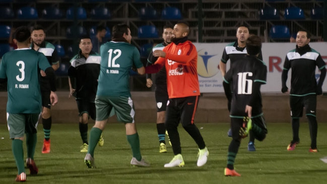Arturo Vidal entrenó con su club de barrio en el estadio de San Joaquín