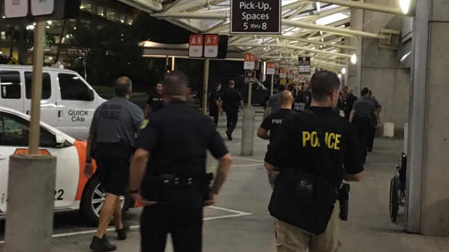 Hombre armado generó gran operativo en aeropuerto de Orlando