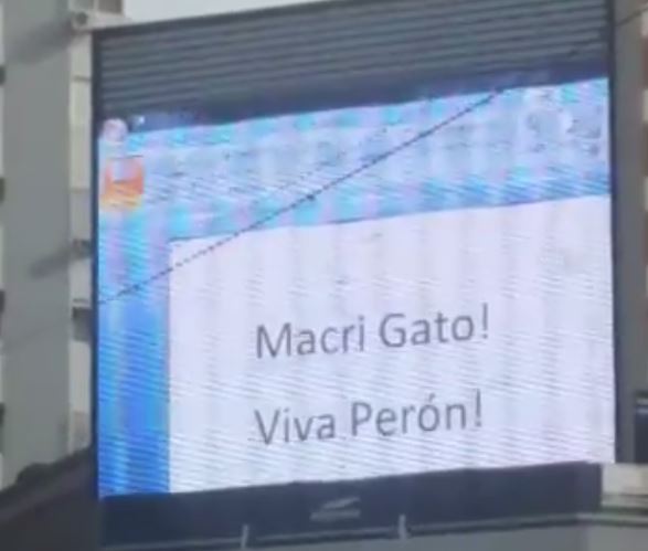 Hackean pantalla con porno y mensaje anti Macri en Buenos Aires