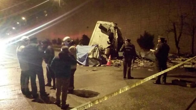 Dos personas fallecieron al desbarrancar un camión en Talcahuano