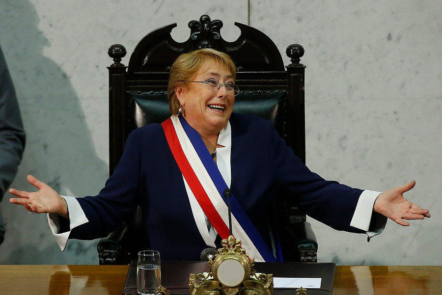 Las reacciones en Twitter a la cara que puso Ezzati ante el matrimonio igualitario