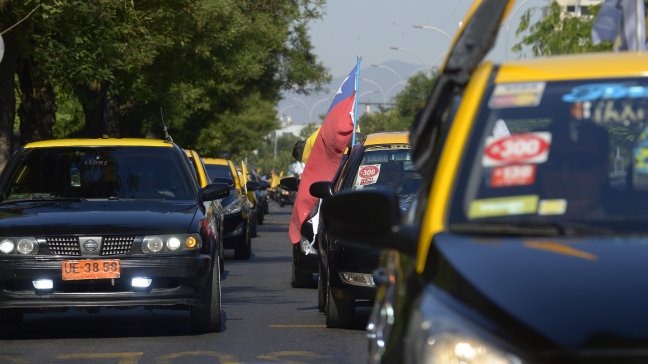 Taxistas presentarán demanda contra Uber por competencia desleal