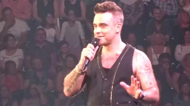 La desubicada broma de Robbie Williams a una fan en pleno show