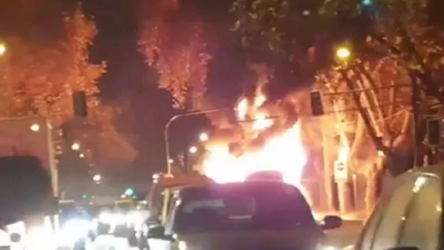 Encapuchados quemaron bus del Transantiago en el frontis de la UMCE