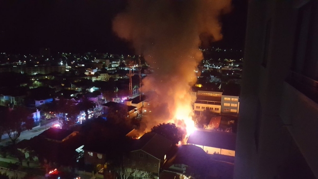 Incendio destruyó por completo un hogar de ancianos en Quilpué