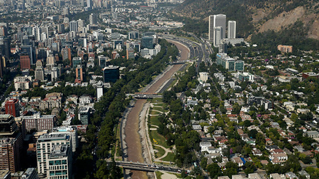 Intendencia lanzó inédito plan piloto para limpiar la ribera sur del río Mapocho