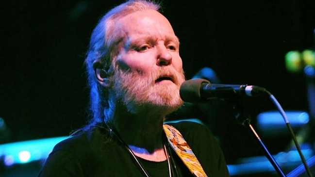 Cantautor Gregg Almann fue sepultado entre familiares y fanáticos