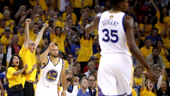 Durant y Curry comandaron a Golden State en su segundo triunfo sobre Cleveland