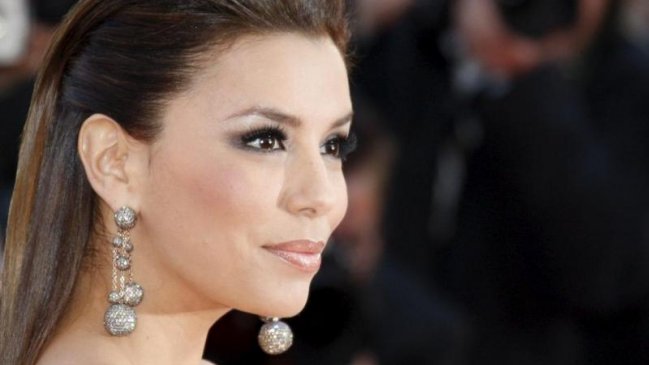 Eva Longoria llama a graduados a ser solidarios y luchar por sociedad justa