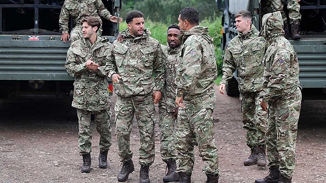 La selección inglesa entrenó con los Infantes Reales de la Marina británica