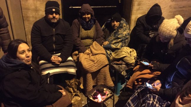 Apoderados pasaron la madrugada en fila para matrículas en Colegio Salesianos Alameda