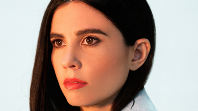 Javiera Mena firmó contrato con disquera Sony Music