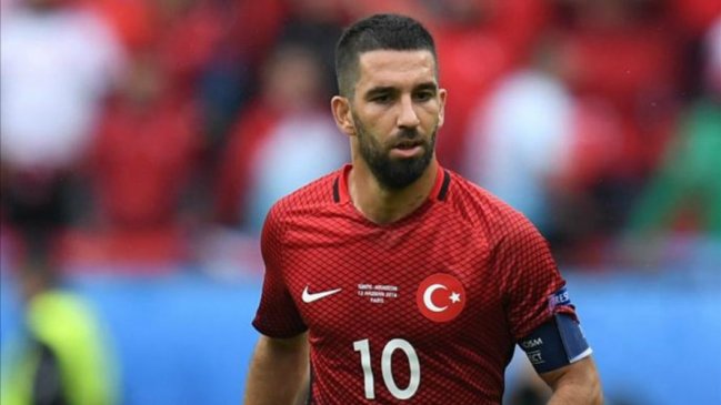 Arda Turan renuncia a la selección turca tras ser expulsado de concentración