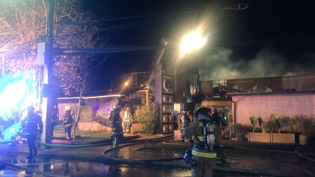 Incendio en bar de Vitacura movilizó a Bomberos