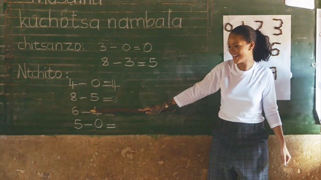 Rihanna enseña matemáticas a niños de Malawi