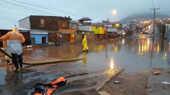 Lluvias dejan 60 albergados y calles inundadas en la Región de Antofagasta