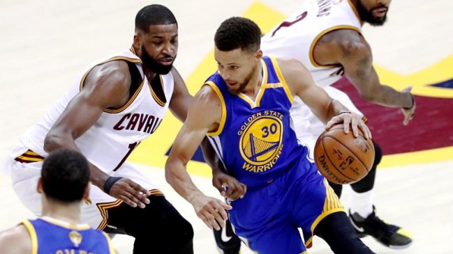 Golden State Warriors asaltó Cleveland y quedó a un triunfo del título en la NBA