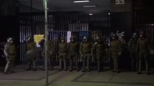 Carabineros desalojó la toma del Instituto Nacional