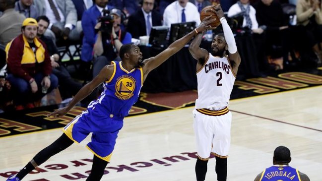 Golden State Warriors y Cleveland Cavaliers chocan en el cuarto duelo de la Final de la NBA