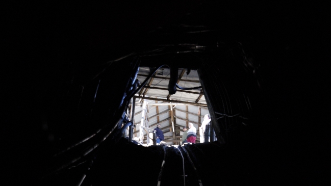 Continúan labores de rescate de mineros atrapados a 1.300 metros de profundidad