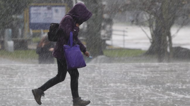 Nuevo sistema frontal llegará este miércoles: Lloverá en 10 regiones