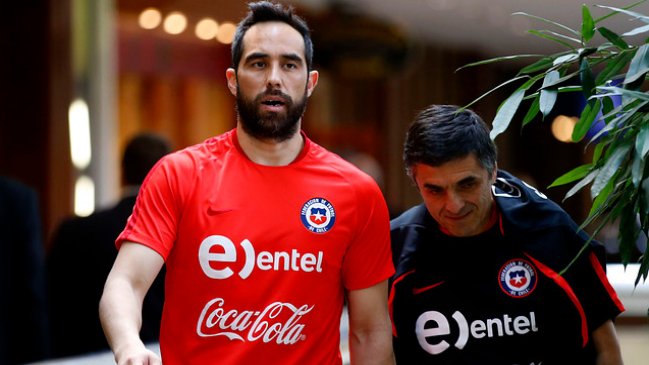 Claudio Bravo abandonó la concentración de Chile para resolver temas legales en España