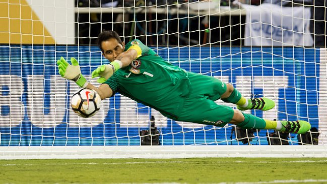 Juan A. Pizzi descartó a Claudio Bravo para el partido frente a Rumania