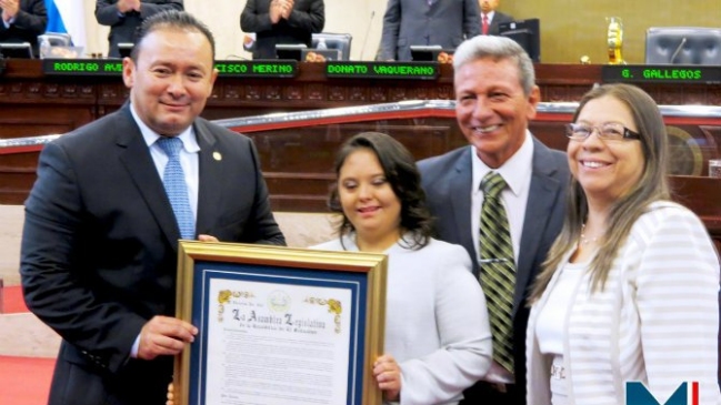 Congreso de El Salvador entregó reconocimiento a destacada gimnasta con síndrome de Down